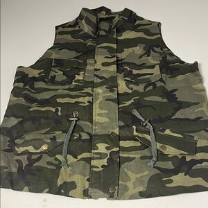 Amazon Large Army Green Camo Print Sleeveless Zip Up Button Up Vest